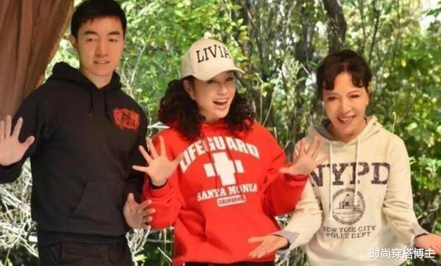 74岁刘晓庆全家出游被拍，68岁妹妹都已成老太太，她却穿卫衣青春洋溢嫩成妹！