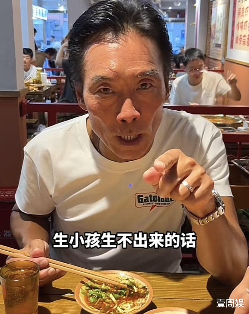 59岁郑浩南戴劳力士吃串串香，失婚2年苍老不少，曾被前妻卷走家产