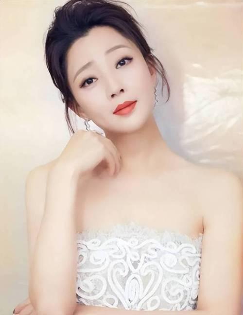 她是演员中的女富豪,多辆豪车轮流开,如今44岁却活得像20岁