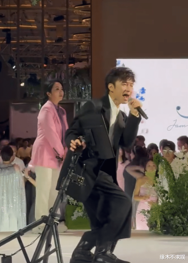 萧敬腾婚礼内场：51岁新娘生图太年轻，女宾客和新郎合影惹争议！