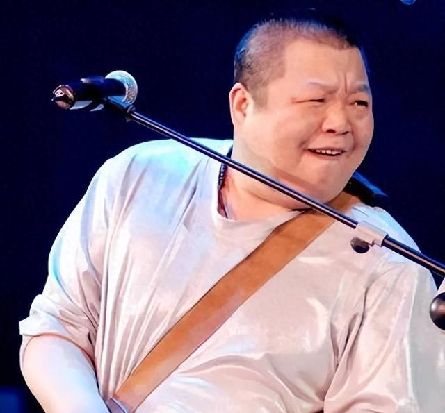 怒砸那英演唱会,反被一群女人打得满地找牙,臧天朔咽不下这口气