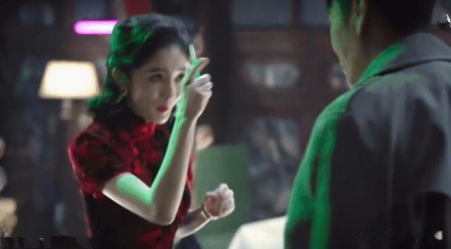 杨幂跳舞像“施法打拳”,眼神挑逗小动作不断,秦昊都接不住戏