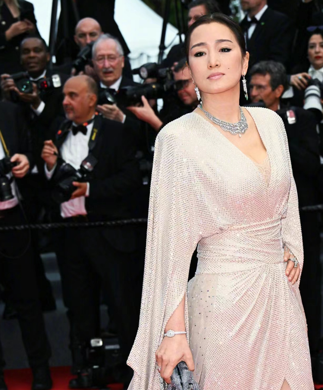 北京这一夜，巩俐深v高开叉，佟丽娅抹胸包臀，最后风头还不如狗