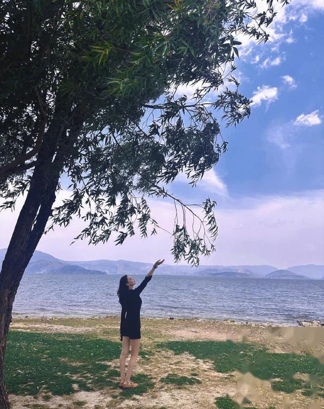 37岁张馨予近照曝光，穿辣妹装海边游玩，瘦身后整个人更薄了