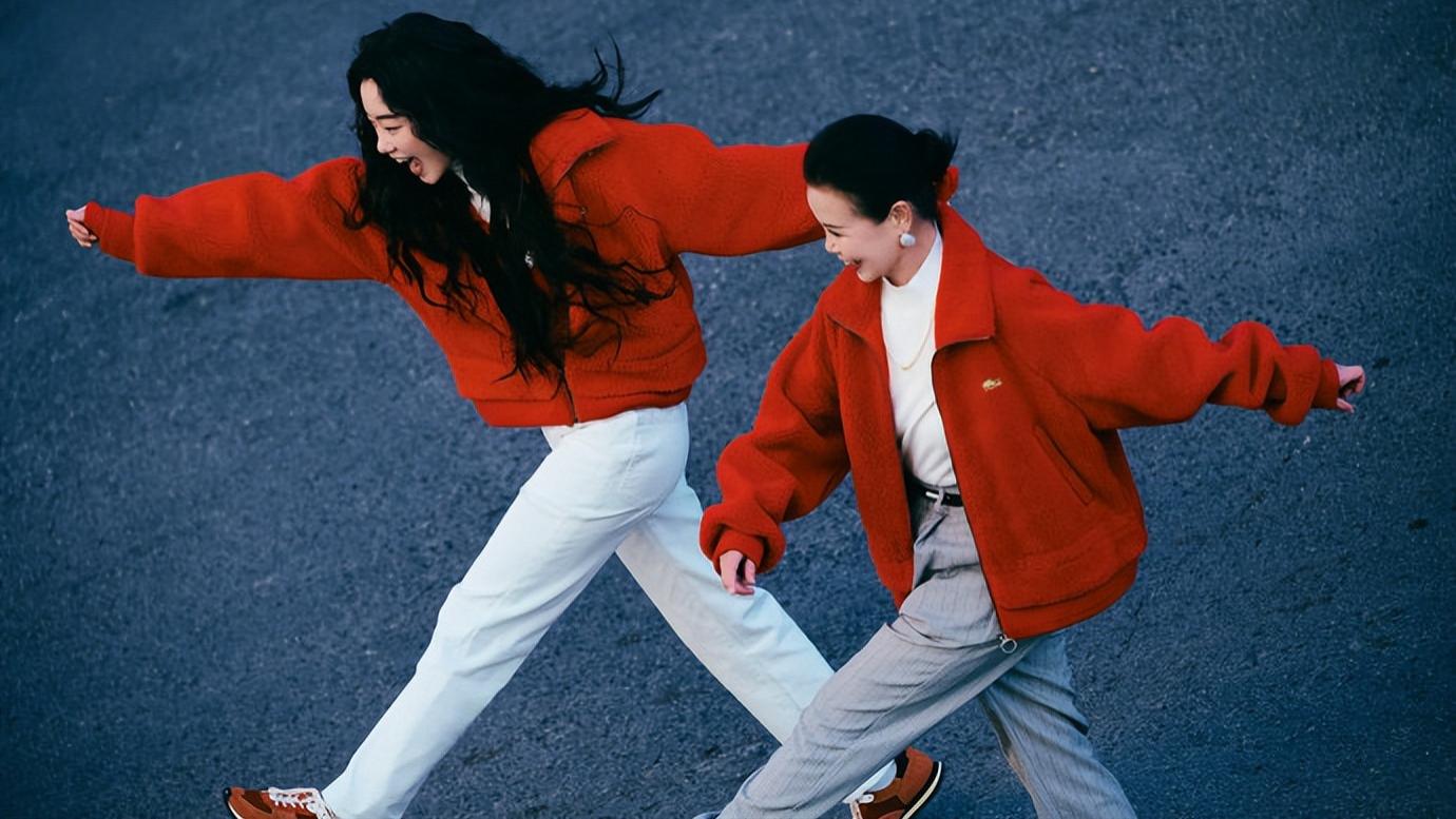 张小斐工作室晒照，妈妈穿同款大红外套为她庆生，母女看着好温馨