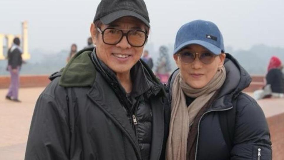 62岁李连杰老婆利智近照曝光，脸瘦到脱相，笑得像老太太一样慈祥