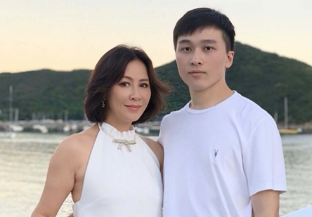 刘嘉玲户外跑步遇大雨,全素颜出镜无偶像包袱,网友直呼不敢认