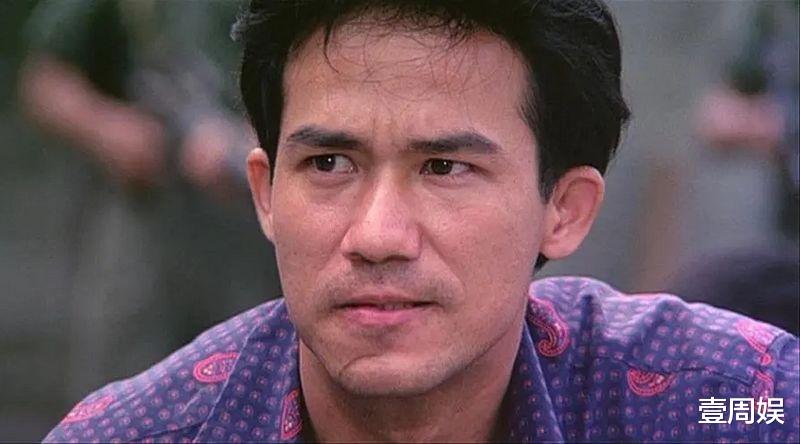 64岁李子雄在马路边啃猪骨，只因老婆是回族，网友：亲嘴要刷牙吗