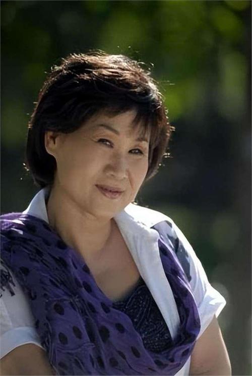 57岁被亲儿子带入演艺圈,76岁成“百亿老太”,现在比儿子还要红