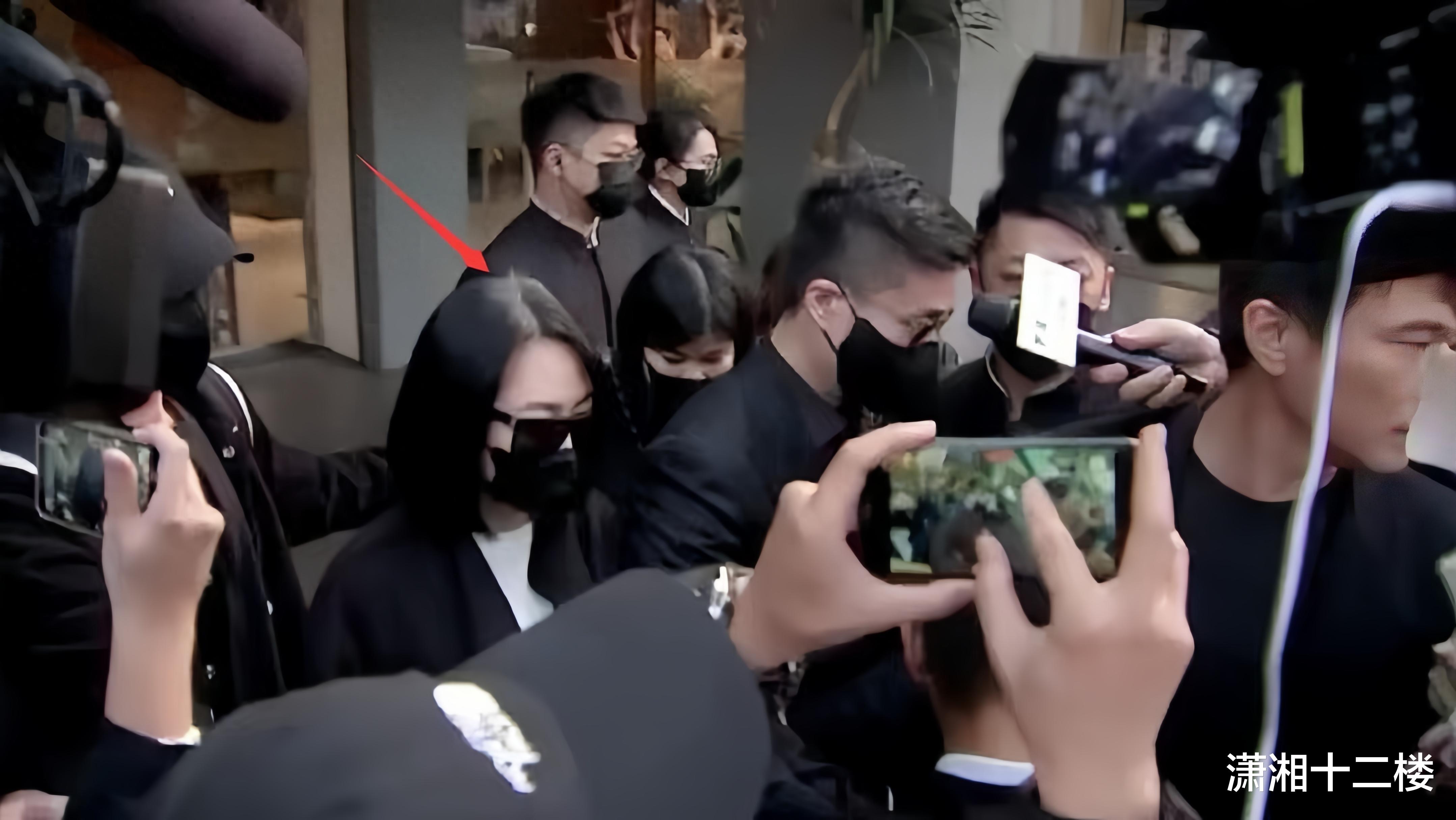 小S首露面白了头发很憔悴，“御用记者”曝光，邻居：比拍戏还吵