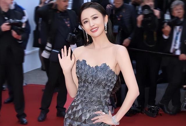 大泄春光不说，还有人摔出“吸奶器”，国内女明星丢脸丢到国外了