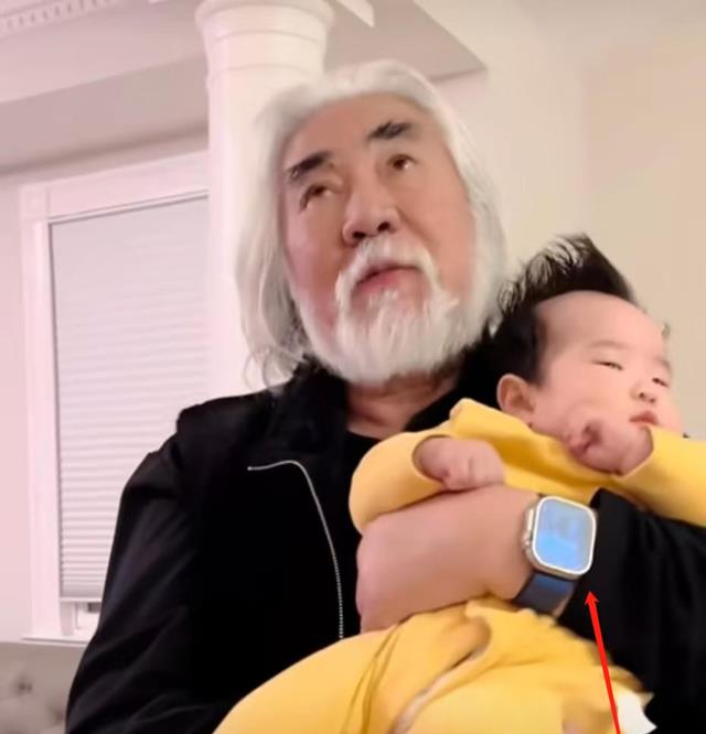 74岁张纪中穿着保暖裤在美国豪宅哄睡3个月小女儿，累到仰天长叹