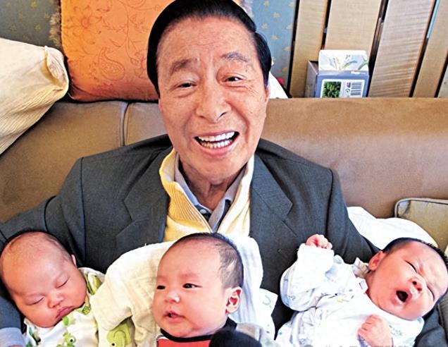 96岁四叔李兆基近况曝光 40亿豪宅内坐轮椅散步 身边跟四个医护