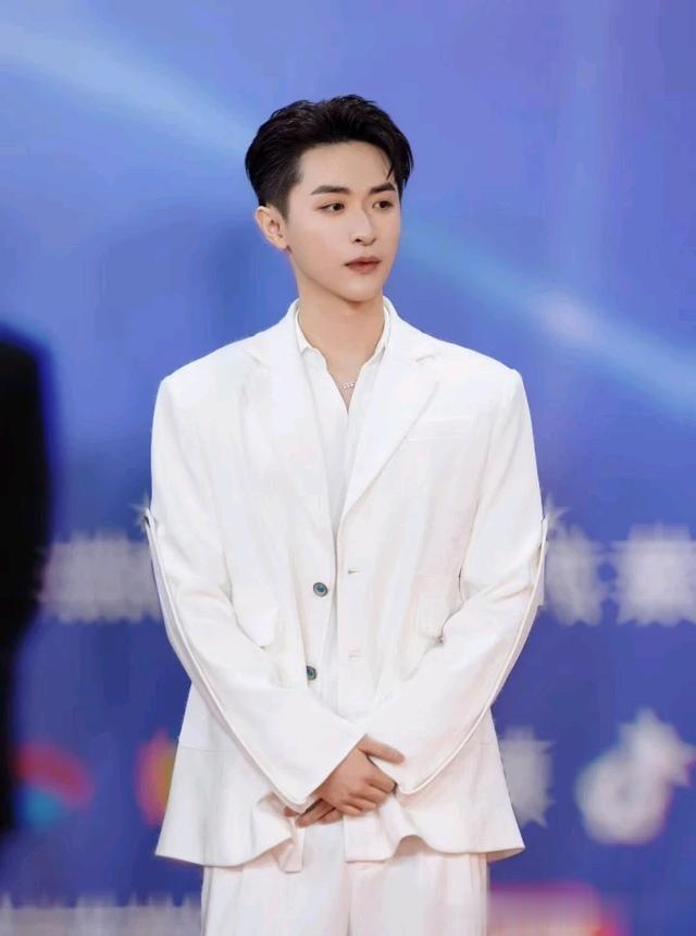 张逸杰新晋男演员,身上散发青春活力满满的气息,自带贵族气质。