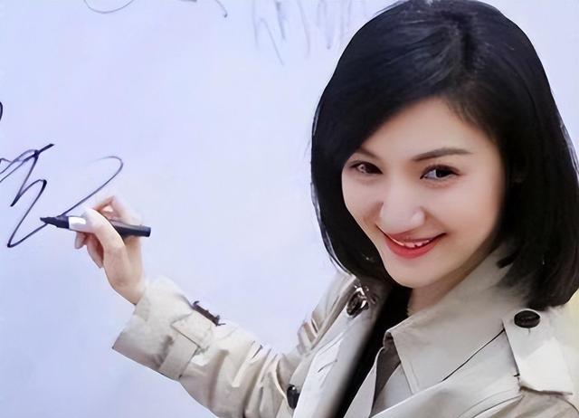 她被称为最美主持人,却突然5分钟内全身瘫痪,至今独身一人