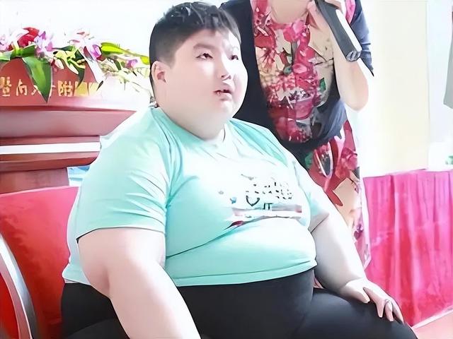 14岁男孩体重300斤！3岁就能吃半缸米饭，生前一个习惯非常不好
