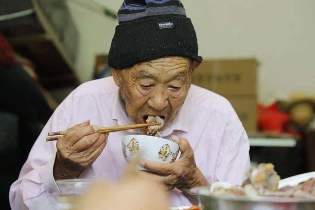 脑溢血与吃肉有关？医生再三提醒：上了年纪，2种肉碰不得