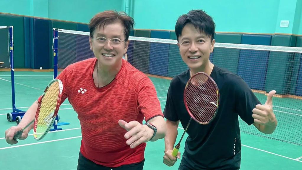 谭咏麟与李克勤合照惊艳全网，冻龄男神展现岁月无法阻挡的活力！