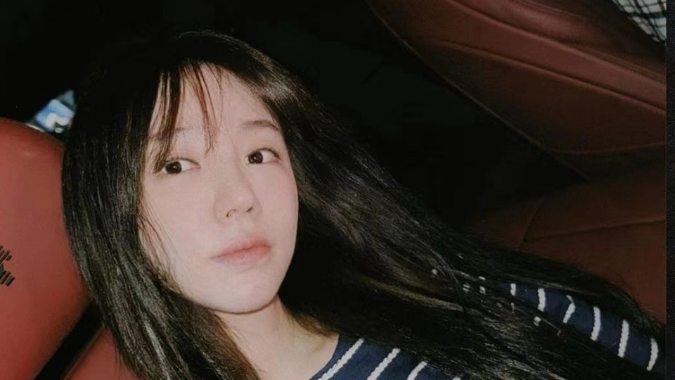 40岁尹恩惠晒自拍照：长发条纹衫好休闲，歪头拍照好惬意