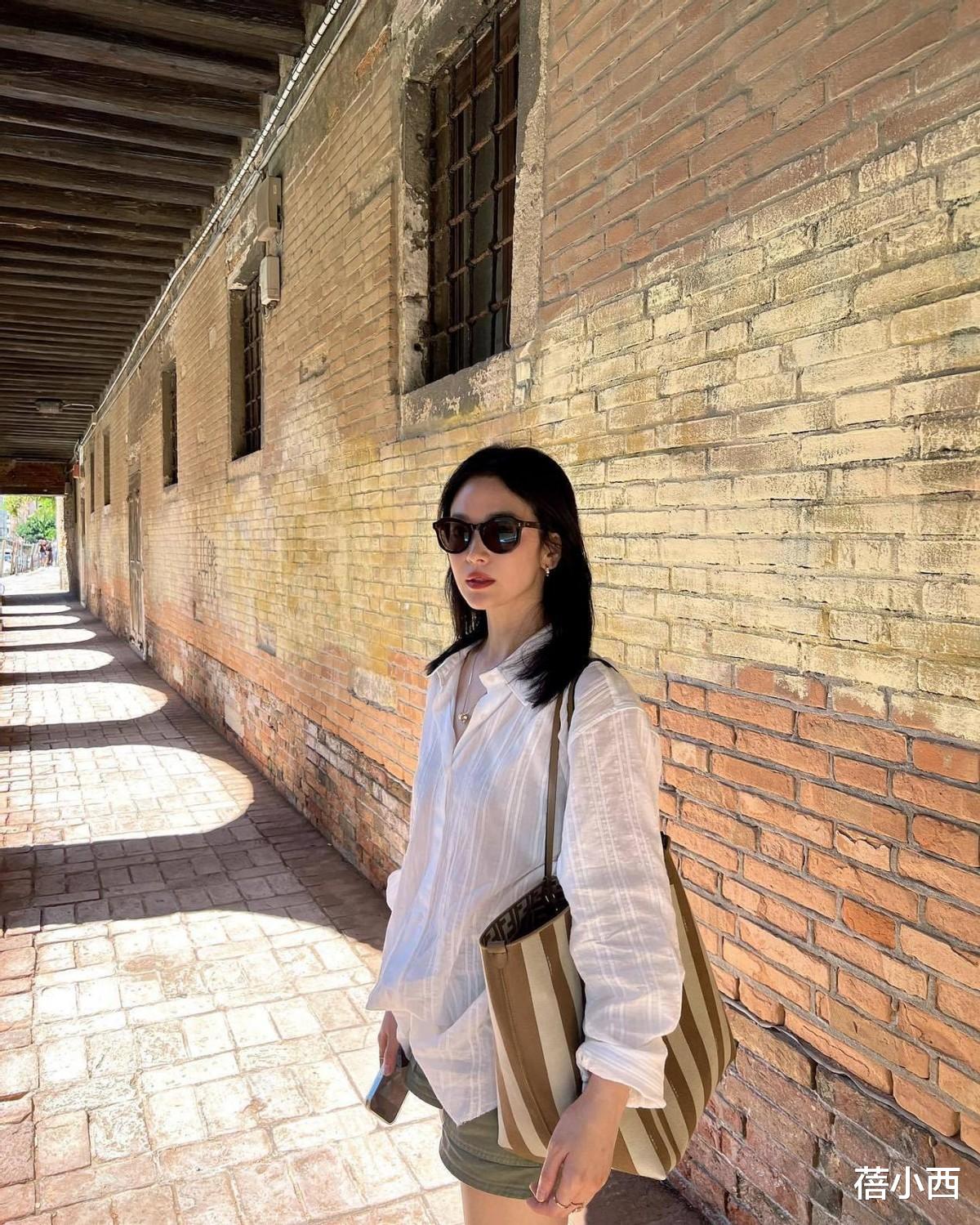 宋慧乔换了新发型像整容!42岁穿搭时髦脸蛋不僵硬,科技美真抗衰