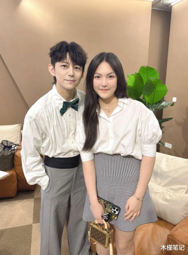 48岁李湘现身长沙街头,夏天穿西装不怕热,疑胖至160斤