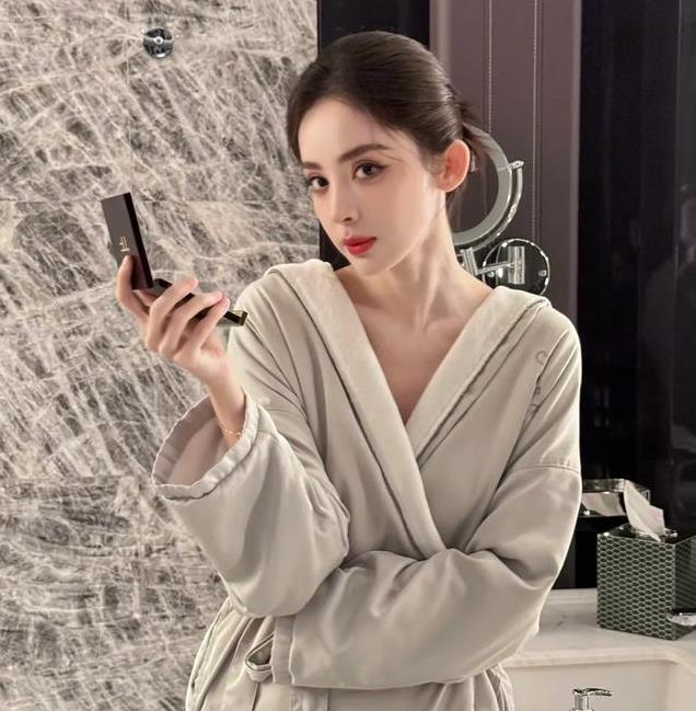 娜扎分享酒店浴袍大片,又纯又欲好心动,难怪张云龙如此痴迷她!