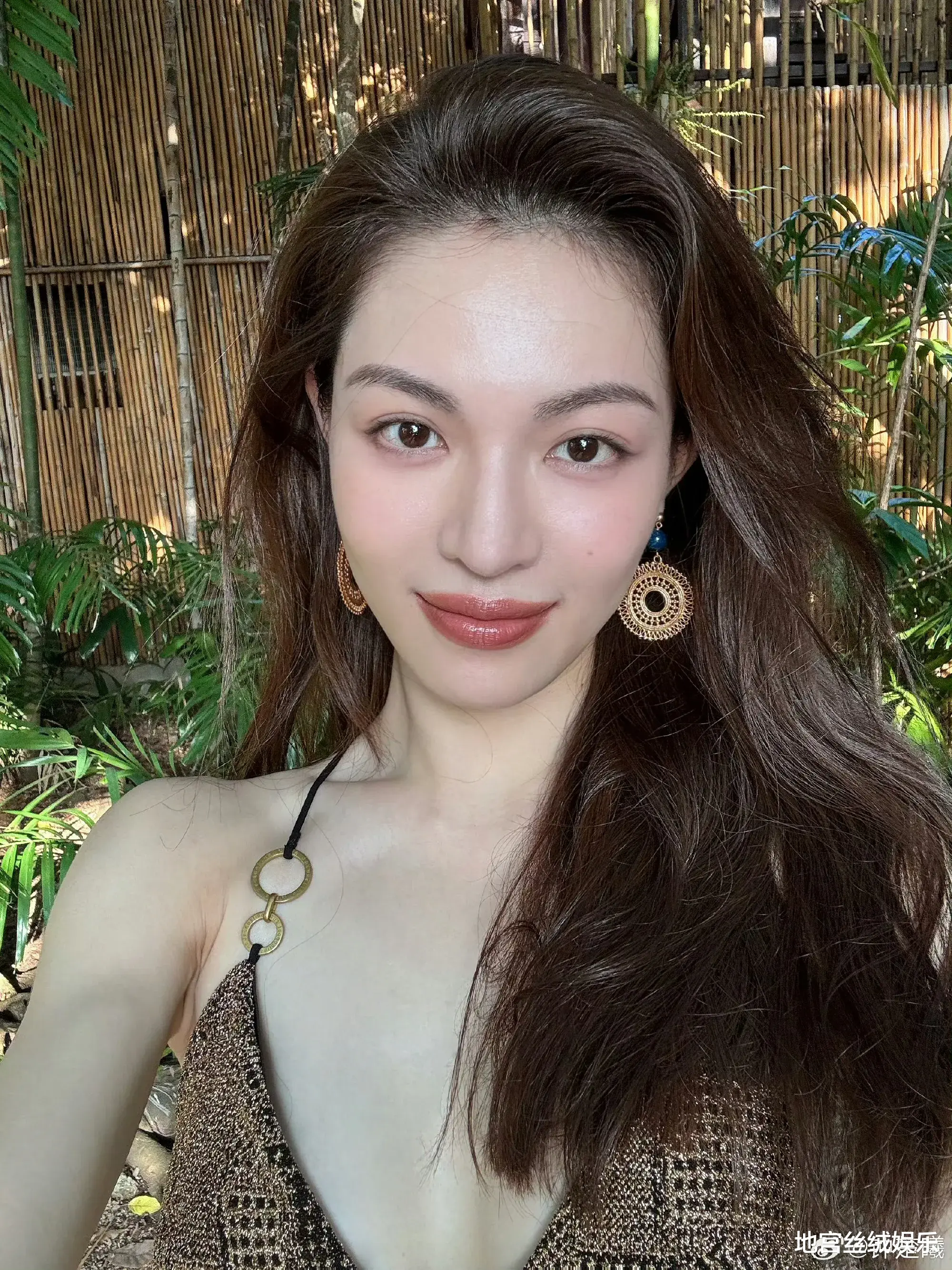 钟楚曦侯雯元旅游对比!她容光焕发,他精神涣散,网友:正常操作