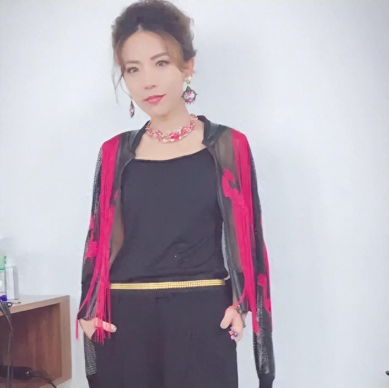 48岁的广东主持人胡向真,曾经阮星航的女朋友,两人还是最佳拍档