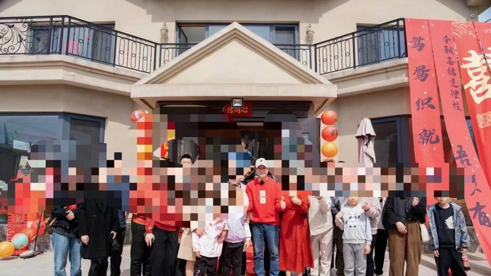 大明星张颂文参加村民婚礼，网友感叹：好接地气