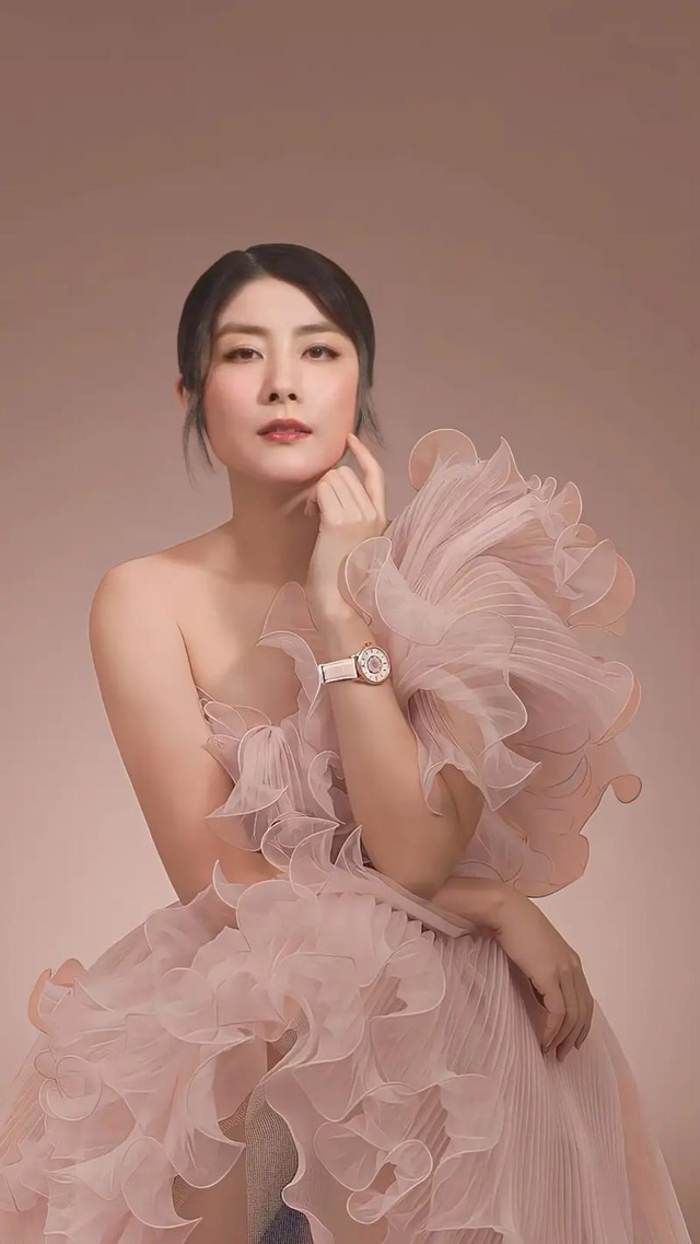 官宣16年后,52岁陈慧琳豪掷百万,撕下了内娱明星的假“面具”