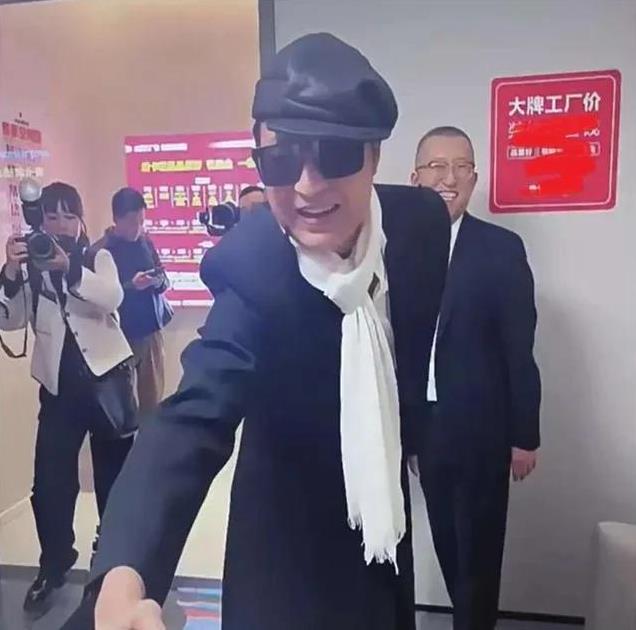 62岁马景涛断崖式衰老,脸肿嘴瘪苍老十多岁,忙着到处走穴捞金