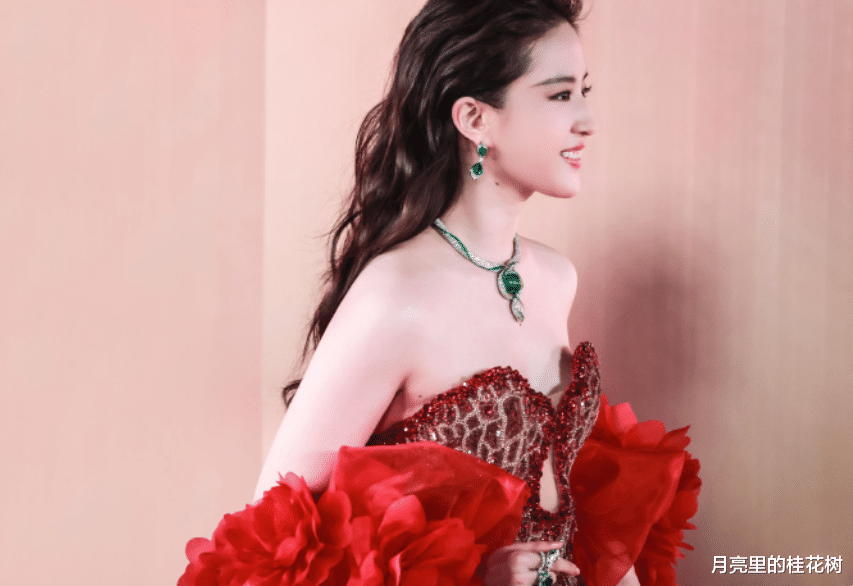 宝格丽晚宴上的刘亦菲,浓烈而明媚的身姿,是肆意绽放的红玫瑰