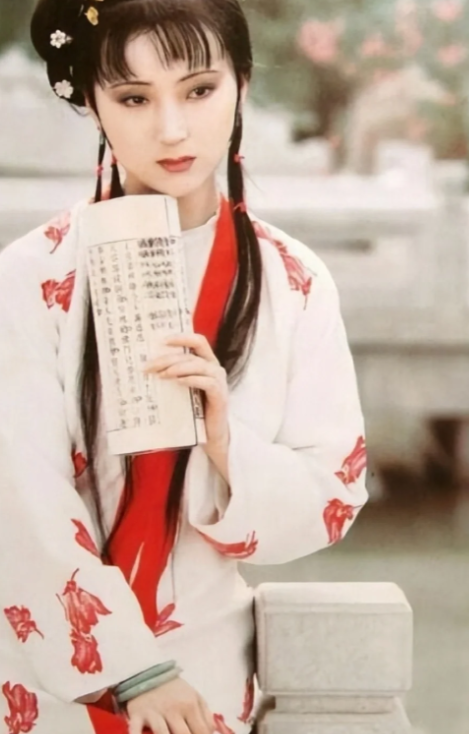 看到陈晓旭1987年香港宴会照,才知林黛玉的妆造,限制了她的美貌