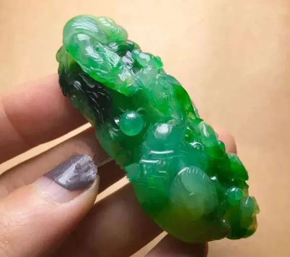 一块翡翠原石，一切两块飘绿色的双龙戏珠