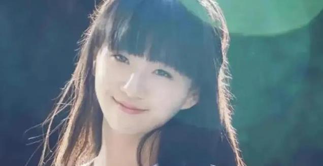 杨丽萍的外甥女，10年前在春晚一转成名的小彩旗，如今像换了个人