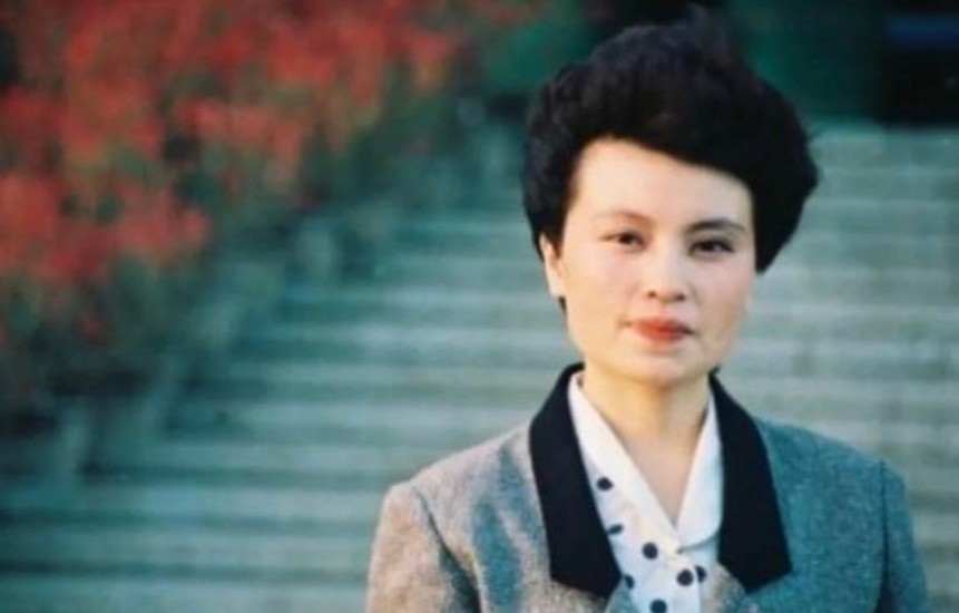 前央视国脸李瑞英：儿子坠楼后仍坚持播音，被猛批冷血妈妈？