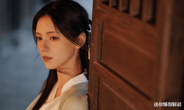 穿胶衣戴眼镜，张予曦不愧是动漫女主第一，这穿搭超越整个COS圈