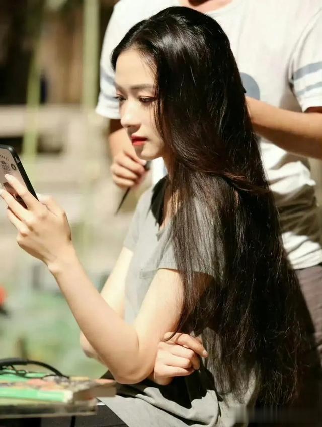 万茜中秋之美:长发与祝福共舞!