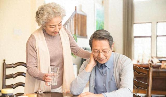 给女友庆生，太晚留宿她家，看到浴室的洗发水，我果断选择离开