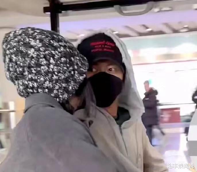 王菲谢霆锋年后首秀恩爱!合体现身行头不过万元,女方罕有撒娇