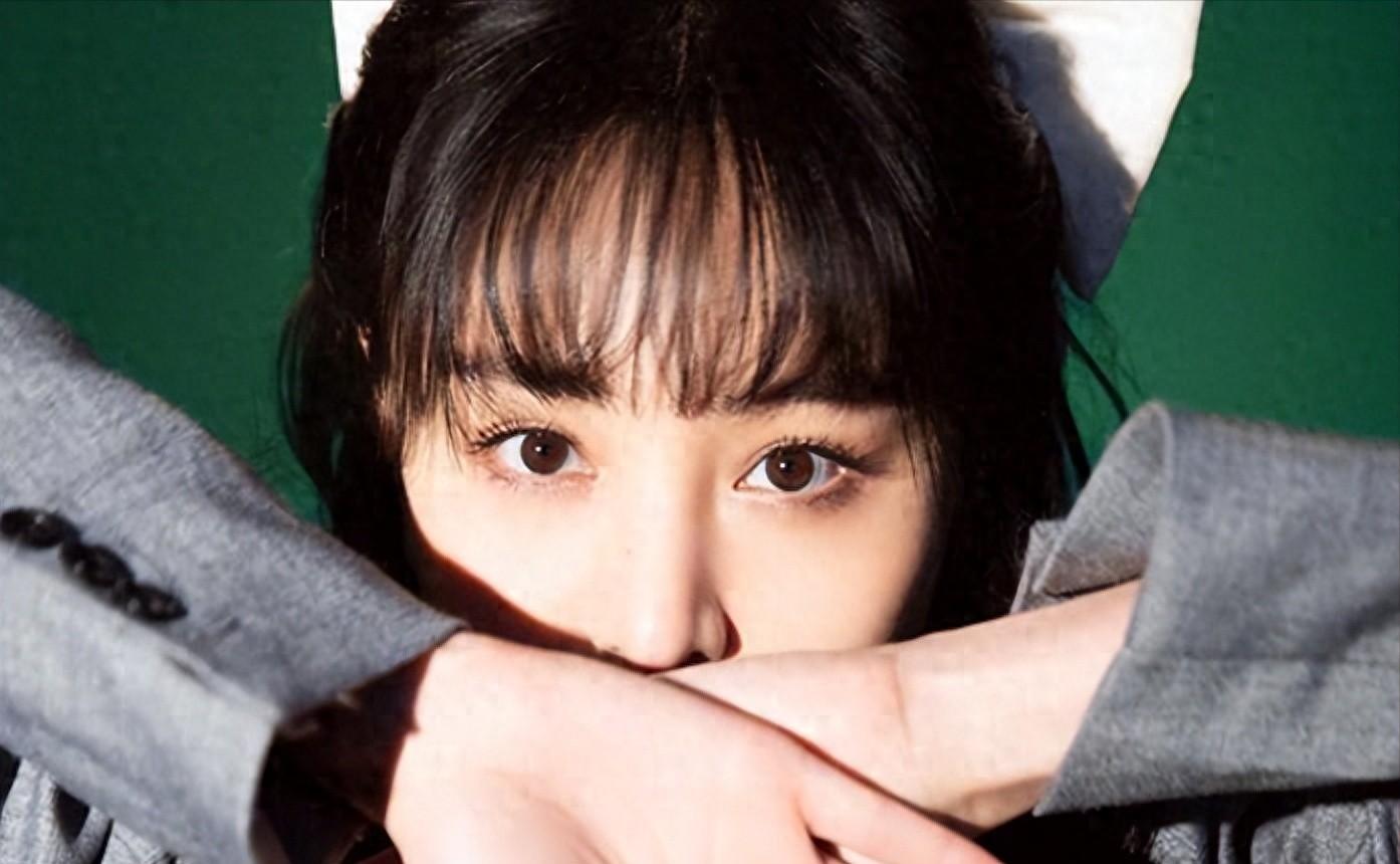 33岁郑爽滞留美国又胖又秃，弃养孩子还卑微向白男敬酒的现状