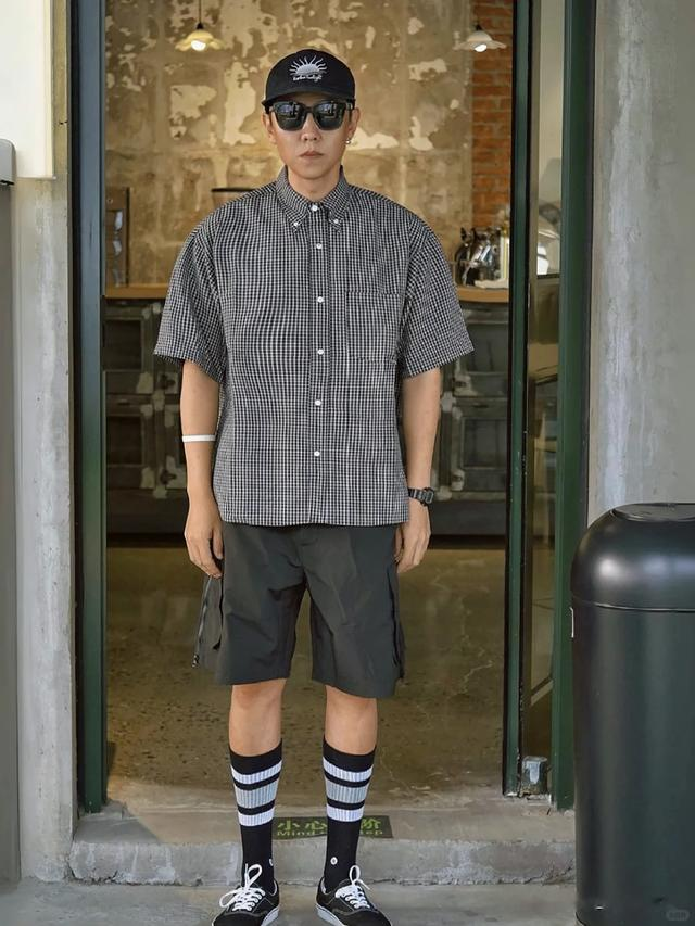 劝你，上了年纪以后：裤要松、衣要简、发要短，帅得高级又得体