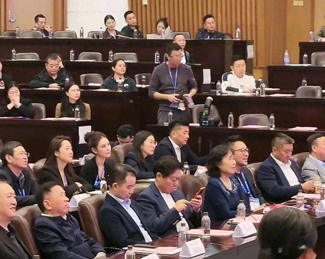 汪小菲参加舌尖上的中国,获奖并上台发言。网友大S又得住院!