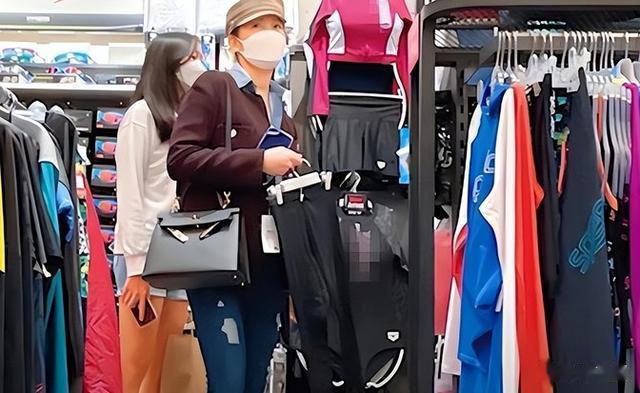 吴美珩携15岁女儿逛街,50岁气质仍出众,嫁百亿富豪婚后生活幸福