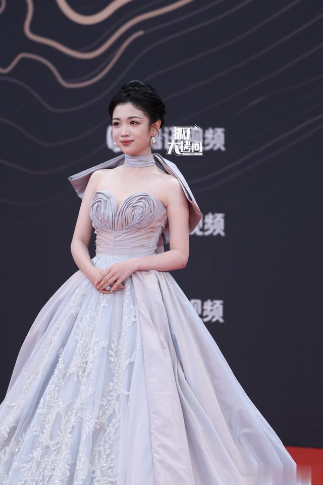 这一夜，虞书欣甜美，孟子义明艳，都不如压轴的赵丽颖，女王归来