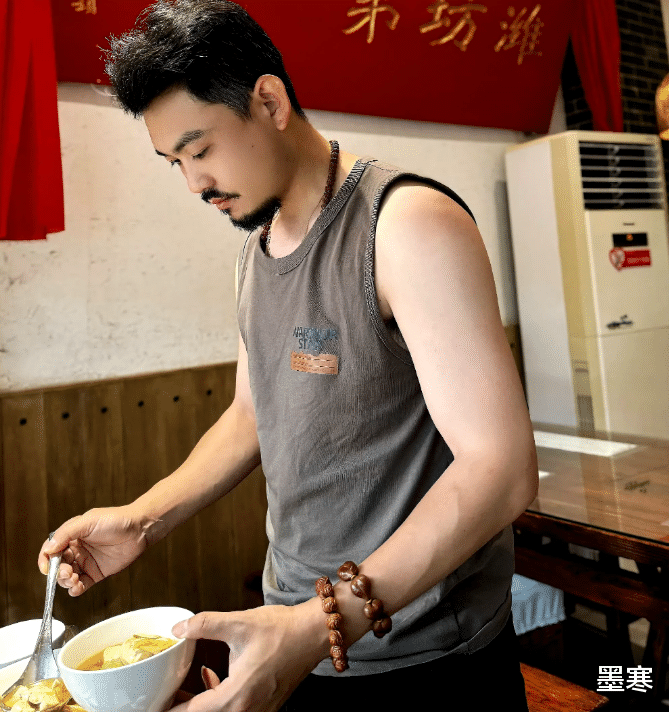 大伙快来说说，这两人是闹矛盾了，还是彻底分手了啊！