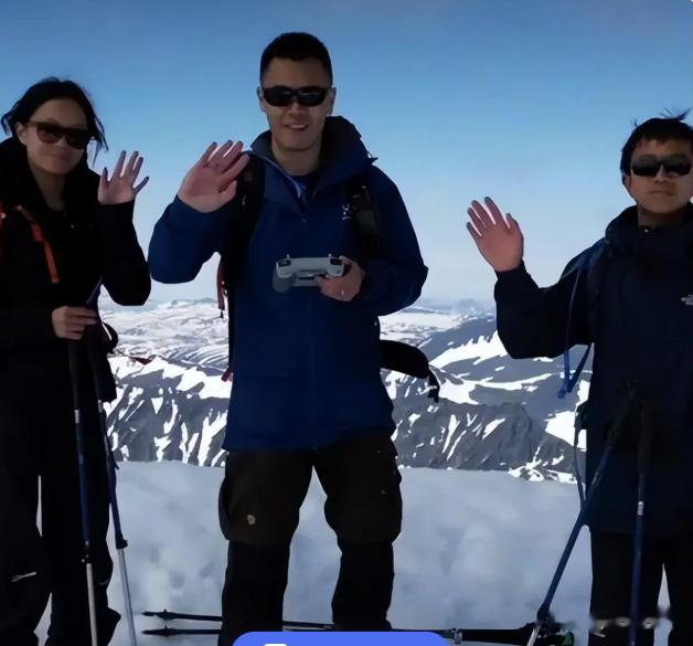 刘銮雄携甘比赴宴！头发花白显苍老，16岁龙凤胎孙子被曝光