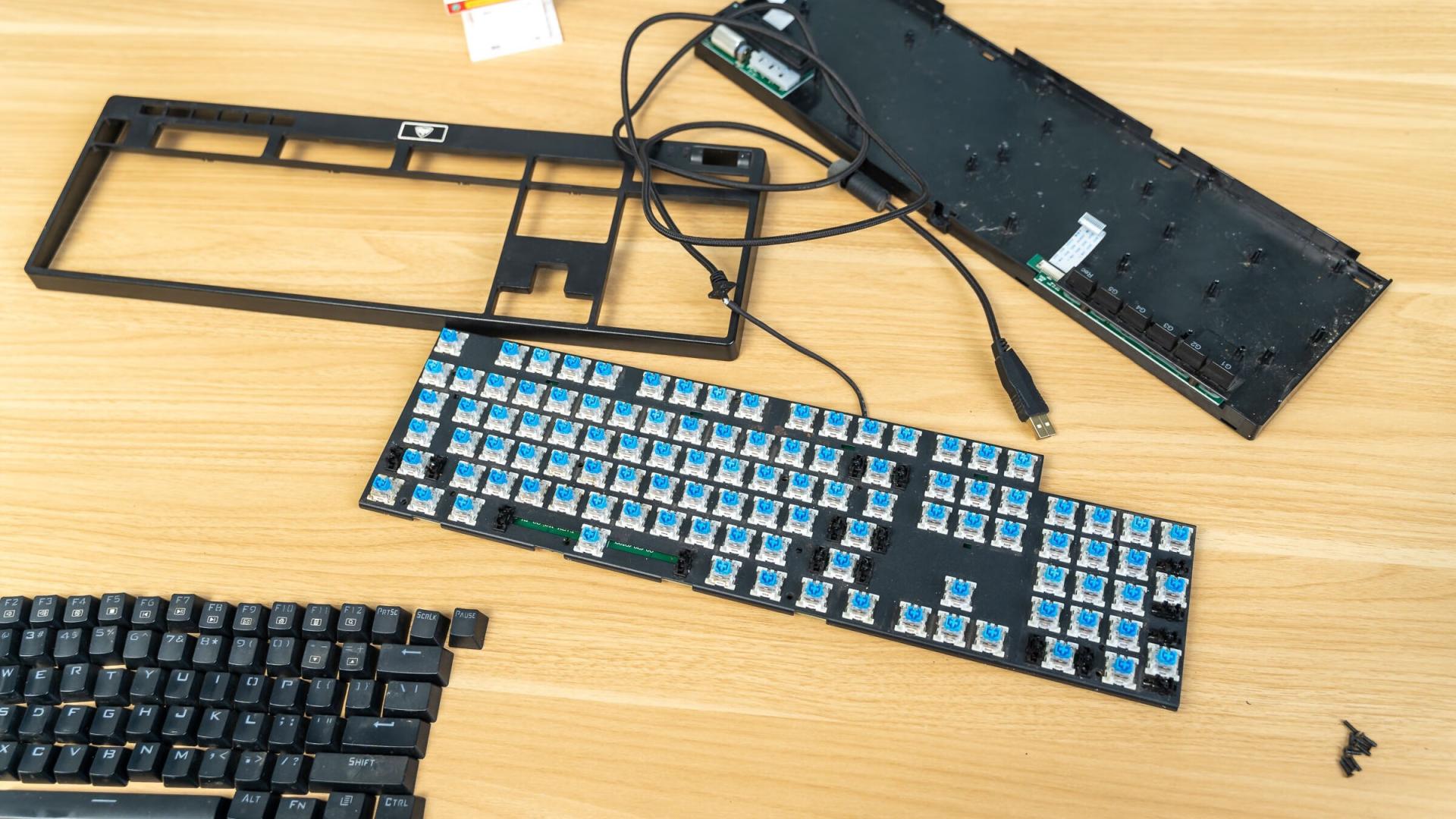 可樂倒鍵盤不用慌，稍微修修還能用，超頻三GI801機(jī)械鍵盤維修