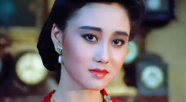 利智：被李连杰宠爱34年，外人看来是掉进蜜罐，甜蜜背后都是眼泪