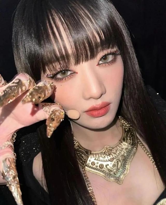 女明星上台前的化妆包里有什么？